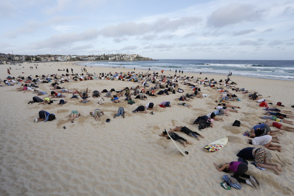 Hundreds of Australians buried their heads in the sand at Bondi Beach to protest Australia's climate change policy. Photo from 350.org