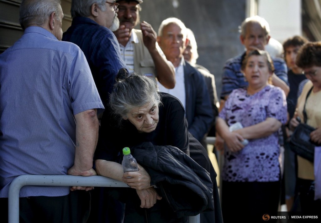 Pensioners line-up outside a branch of the National Bank of Greece hoping to get their pensions, in Athens, Greece June 29, 2015. REUTERS/Yannis Behrakis