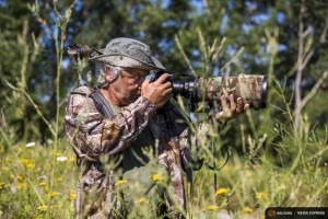 Bird watcher Lech Jedral photographs birds at Tommy Thompson Park located on a man-made peninsula known as the Leslie Street Spit, in Toronto August 9, 2015. It was created over 60 years ago by the dumping of dredged sand, concrete chunks and earth fill, expanding what was once just a thin strip of land in the city's busy harbor. An unexpected urban oasis, the development brings marshes, lagoons and forests to the centre of Canada's largest city. REUTERS/Mark Blinch TPX IMAGES OF THE DAY PICTURE 15 OF 29 FOR WIDER IMAGE STORY "EARTHPRINTS: LESLIE STREET SPIT"SEARCH "LESLIE SPIT" FOR ALL IMAGES