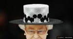 Britain's Queen Elizabeth leaves after attending a service of commemoration to mark the end of combat operations in Iraq, at St Paul's Cathedral in London October 9, 2009. Queen Elizabeth joined families and politicians on Friday for a service to honour British service personnel who fought and died during the war in Iraq.  REUTERS/Luke MacGregor   (BRITAIN POLITICS CONFLICT ROYALS MILITARY RELIGION SOCIETY)