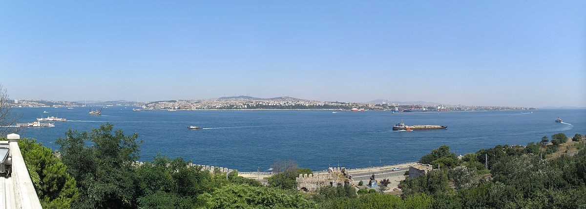  View of the entrance to the Bosphorus from the Sea of Marmara, as seen from the Topkapı Palace. Photo Gryffindor/Wikipedia