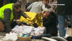 Rescue workers treat victims outside the Maelbeek underground station, in Brussels, Belgium, March 22, 2016. REUTERS/RTL Belgium via Reuters TV