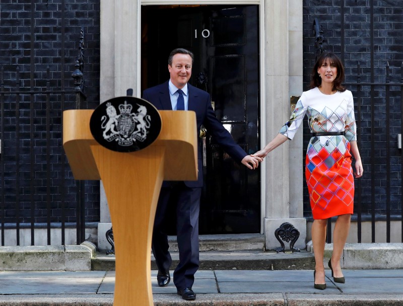 Britain's Prime Minister David Cameron walks out of 10 Downing Street with his wife Samantha as he prepares to speak after Britain voted to leave the European Union, in London, Britain June 24, 2016.    REUTERS/Stefan Wermuth