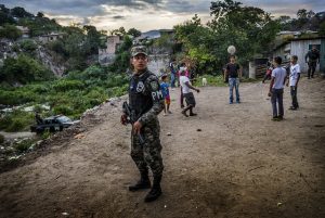 Despite the presence of armed forces in the street, the most violent neighbourhoods of Honduras are plagued by insecurity. Children can rarely go out and play, even during daytime. Families’ movements are restricted by gangs, who impose “invisible borders” between their gang territories. European Commission photo, by A. Aragón 2016/Flickr